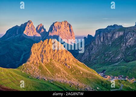 Blick auf die Gipfel der Langkofel Gruppe, Langkofelgruppe und Sasso Becce bei Sonnenaufgang von einem Hügel oberhalb Pordoi Pass, Passo Pordoi Stockfoto