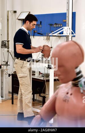 Ein Techniker führt Reparaturen an Crash Test Dummies, die im Laufe der Tests, die Sie durchgemacht haben, beschädigt wurden. Stockfoto