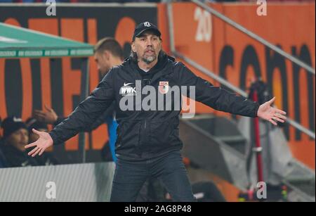 Fußball Augsburg-Düsseldorf, Augsburg, Dez 17., 2019. Martin Schmidt, FCA-Trainer, FC Augsburg, Fortuna Düsseldorf - DFL-Bestimmungen verbieten die Verwendung von Fotografien als BILDSEQUENZEN und/oder quasi-VIDEO - 1. Deutschen Fußball-Bundesliga, Augsburg, 17. Dezember 2019. Saison 2019/2020, Spieltag 16, © Peter Schatz/Alamy leben Nachrichten Stockfoto