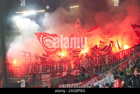 Fußball Augsburg-Düsseldorf, Augsburg, Dez 17., 2019. Fans pyro FC Augsburg - Fortuna Düsseldorf - DFL-Bestimmungen verbieten die Verwendung von Fotografien als BILDSEQUENZEN und/oder quasi-VIDEO - 1. Deutschen Fußball-Bundesliga, Augsburg, 17. Dezember 2019. Saison 2019/2020, Spieltag 16, © Peter Schatz/Alamy leben Nachrichten Stockfoto