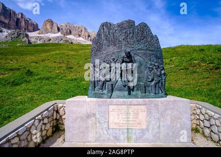 Denkmal für Fausto Coppi, fünf Mal Sieger des Radrennen Giro d'Italia, Pordoi Pass, Passo Pordoi, der Hochebene Sass Pordoi in der Ferne Stockfoto