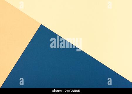 Abstrakte geometrische Papier Hintergrund. Trendige blaue und gelbe Farben, aktive Zeilen. Stockfoto