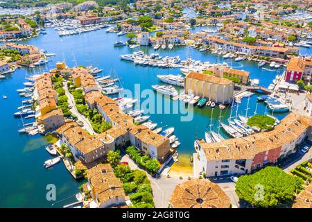 Blick auf die bunten Häuser und Boote in Port Grimaud im Sommer Day-Port Grimaud, Frankreich Stockfoto