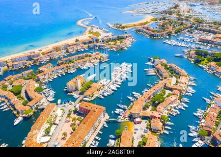 Blick auf die bunten Häuser und Boote in Port Grimaud im Sommer Day-Port Grimaud, Frankreich Stockfoto