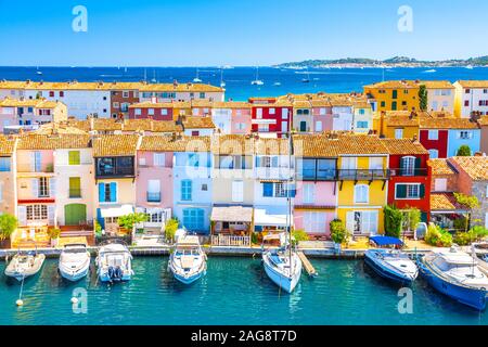 Blick auf die bunten Häuser und Boote in Port Grimaud im Sommer Day-Port Grimaud, Frankreich Stockfoto