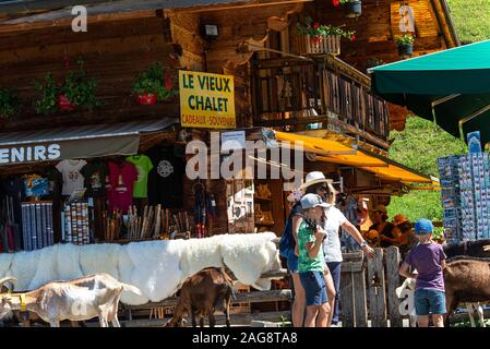 Le Vieux Chalet Souvenirladen mit Touristen und Ziegen in Les Lindarets Portes du Soleil French Alps France Stockfoto