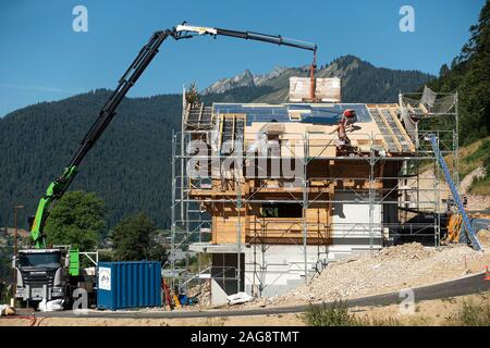 Ein Modernes Chalet, Das In den französischen Alpen in der Nähe von Montriond Portes du Soleil France mit mobilem Kranich Errichtet wird Stockfoto