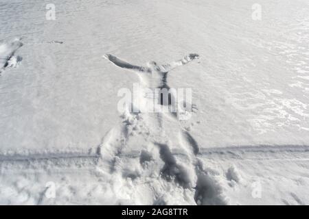 Körper eines erwachsenen Menschen auf tiefen Schnee an einem Wintertag gedruckt werden. Stockfoto