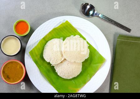 Idli ist eine populäre Südindische Frühstück essen Stockfoto