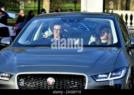 Sophie Gräfin von Wessex und ihre Tochter Lady Louise, kommen für die Königin Weihnachtsessen am Buckingham Palace, London. Stockfoto