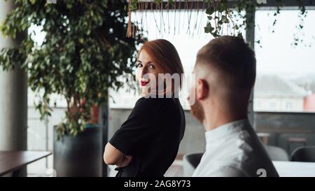 Schöne Frau in einem schwarzen Kleid und ein Mann in einem weißen Hemd. Stockfoto