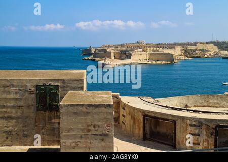 Blick auf das Mittelmeer und die Mauern rund um den Hafen, von der Befestigungsanlagen von Valletta, Malta betrachtet. Stockfoto