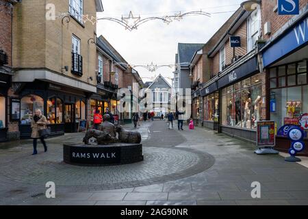 Rams Spaziergang in Camden Town Center in Hampshire, einem typischen Markt Stadt High Street zu Weihnachten Stockfoto