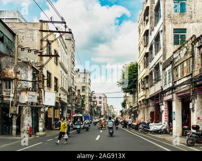 HAIKOU, HAINAN, CHINA - Mar 2 2019 - Autofahrer entlang Bo'ai Straße, eine historische Straße in der Stadt Haikou. Stockfoto