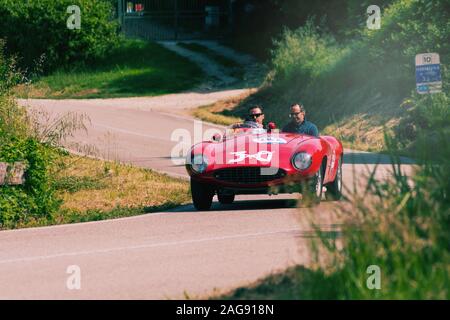 FERRARI 500 MONDIAL SPIDER SCAGLIETTI 1954 auf einem alten Rennwagen Rallye Mille Miglia 2018 die berühmte italienische historische Rennen (1927-1957) Stockfoto