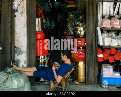 HAIKOU, HAINAN, CHINA - Mar 2 2019 - ein ladenbesitzer eines alten chinesischen Taoistischen/Daoistischen/buddhistischen Gebet shop in Bo'ai Road, eine berühmte historische Straße in Stockfoto