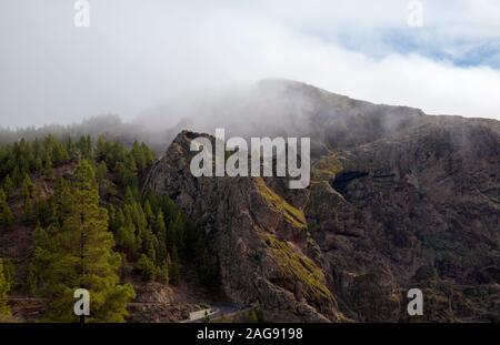 Gran Canaria, Dezember, zentralen Teil der Insel, Blick Richtung Felsvorsprung Montanon von einer Wolke bedeckt Stockfoto