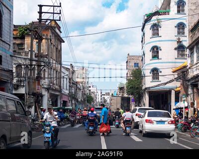 HAIKOU, HAINAN, CHINA - Mar 2 2019 - Autofahrer (Motorräder, Motorräder, Autos und Fußgänger) Bo'ai Straße, eine historische Straße in der Stadt Haikou. Stockfoto