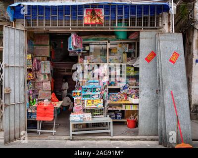 HAIKOU, HAINAN, CHINA - Mar 2 2019 - Fassade eines traditionellen Schreibwaren und Toy Shop/Corner Store in Haikou, Hainan. Stockfoto