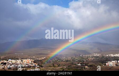 Gran Canaria, Dezember, Regenbogen über Städte in Agüimes und Ingenio, einer Schlucht Barranco de Guayadeque zwischen zwei Ortschaften Stockfoto