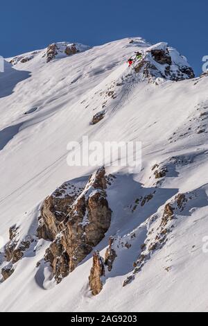 Vertikale Aufnahme einer bergigen Landschaft bedeckt mit schönem weißen Schnee in Sainte Foy, Französisch Alpen Stockfoto