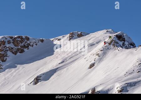 Atemberaubende Bergkulisse bedeckt mit schönem weißen Schnee in Sainte Foy, Französische Alpen Stockfoto