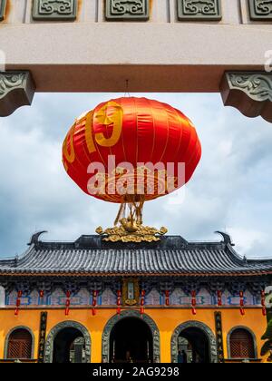 Rote Chinesische Laterne hängend an der Tür eines Chinesischen taoistischen Tempel in Hainan, China Stockfoto
