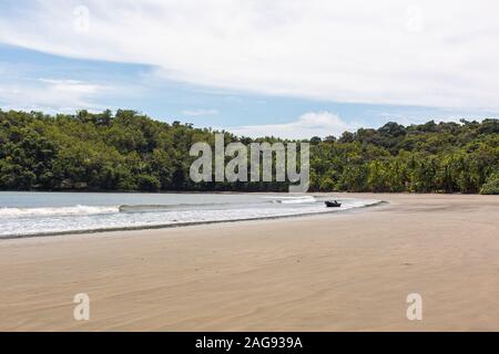 Wunderschöne Landschaft der Wellen des Ozeans, die sich in Richtung Küste in Santa Catalina, Panama bewegen Stockfoto