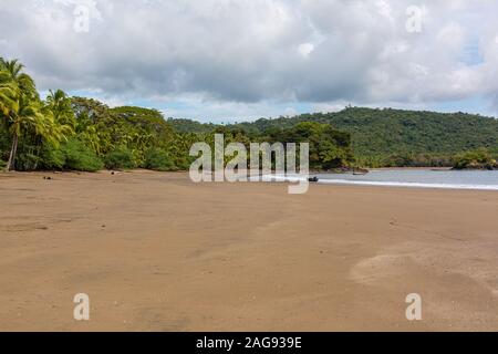 Wunderschöne Landschaft der Wellen des Ozeans, die sich in Richtung Küste in Santa Catalina, Panama bewegen Stockfoto