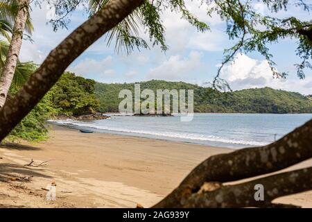 Wunderschöne Landschaft der Wellen des Ozeans, die sich in Richtung Küste in Santa Catalina, Panama bewegen Stockfoto