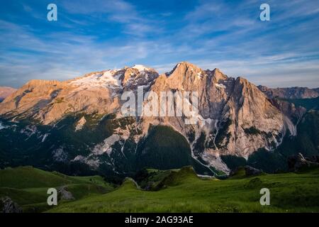 Panoramablick auf Bergigen dolomiti Landschaft und der Gipfel der Marmolata, Marmolada bei Sonnenuntergang, von einem Hügel über Pordoi Pass, Passo Pordoi Stockfoto