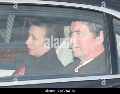 Die Princess Royal und Vice Admiral Sir Tim Laurence, kommen für die Königin Weihnachtsessen am Buckingham Palace, London. Stockfoto