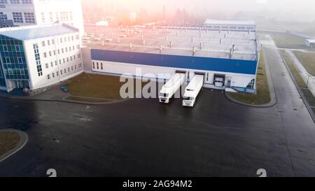 Nutzfahrzeuge sind in der Logistik geladen Center Top View Stockfoto