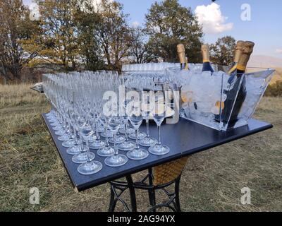 Weingläser und der Wein auf dem Tisch bei der Weinprobe in Tsachkadsor, Armenien Stockfoto