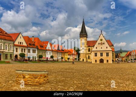 St. Egidius Basilika und das Rathaus in der alten Stadt Bardejov, Slowakei Stockfoto