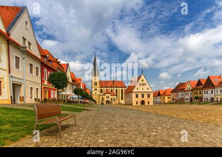 St. Egidius Basilika und das Rathaus in der alten Stadt Bardejov, Slowakei Stockfoto