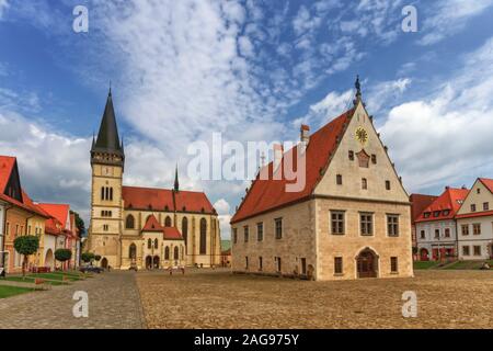 St. Egidius Basilika und das Rathaus in der alten Stadt Bardejov, Slov Stockfoto