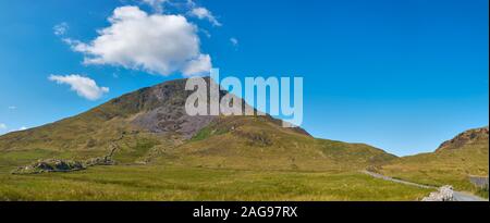 Ein Panoramablick auf Mynydd Drowse-y-Coed ein Gipfel auf dem Nantlle Ridge in Snowdonia an einem hellen Sommertag mit nur einer Wolke am Himmel, Wales, Großbritannien Stockfoto