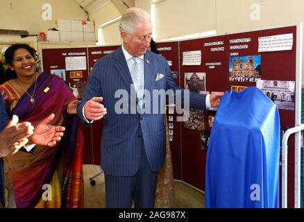 Der Prinz von Wales stellt eine Plakette seinem Besuch advent Service am Emmanuel Christian Fellowship Church in London zu gedenken, die den von der Ostern Angriffe in Sri LankaPA Foto betroffenen erinnern. Bild Datum: Mittwoch, 18 Dezember, 2019. Photo Credit: Tim Whitby/PA-Kabel Stockfoto