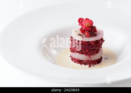 Nahaufnahme von Panna Cotta Dessert mit weißer Sauce in Eine weiße Platte Stockfoto