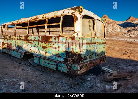 Verlassenen Bus in der Wüste von Atacama, Rückansicht Stockfoto