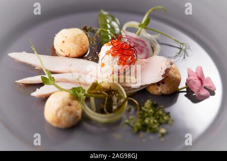 Nahaufnahme von köstlichen Gericht mit Fleischbällchen, Fisch und Gemüse Stockfoto