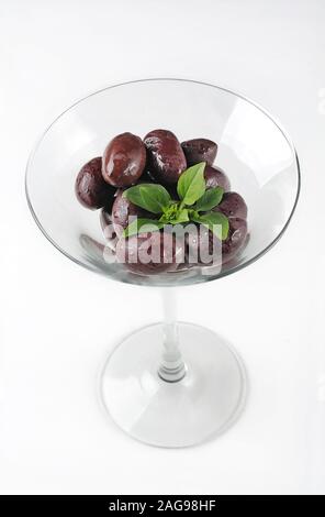 Vertikale isolierte Schuss eines Cocktail-Glas mit Oliven gefüllt - perfekt für die Menünutzung Stockfoto