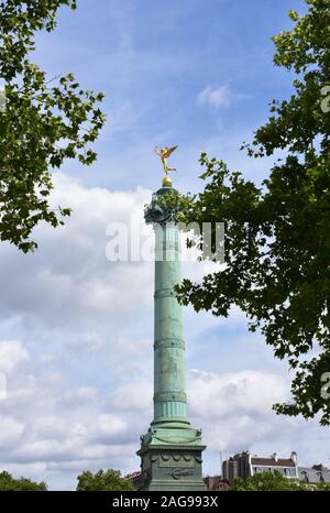 Colonne de Juillet am Place de la Bastille mit vergoldeten Statue (Genie de la Liberte) oben. Paris, Frankreich. Stockfoto
