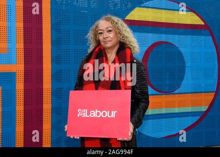 Kim Johnson, vor Ort in Liverpool, 27. Oktober 2019. Kim Johnson (August 1960) ist ein britischer Politiker der Labour Party. Sie hat das Mitglied des Parlaments gewesen (MP) für Liverpool Riverside seit der Bundestagswahl 2019. Sie ersetzte Dame Louise Ellman in dieser Rolle. Johnson war der Unison Vertrauensmann und Ihre Auswahl war nicht zur Abstimmung gebracht, sahen aber eine Auswahl durch ein Gremium, das sich aus den nationalen, regionalen und lokalen Partei Vertreter. Sie ist die erste schwarze MP für Liverpool. Die Fotos von David J Colbran - 07810 321 634 david@djcdesign.co.uk Stockfoto