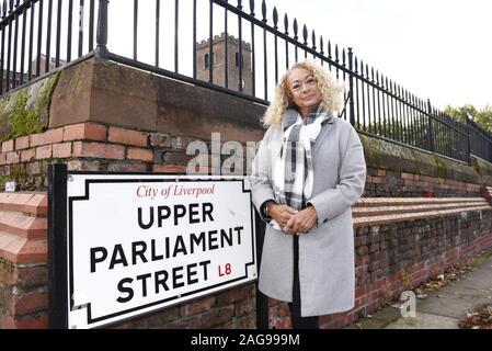 Kim Johnson, vor Ort in Liverpool, 27. Oktober 2019. Kim Johnson (August 1960) ist ein britischer Politiker der Labour Party. Sie hat das Mitglied des Parlaments gewesen (MP) für Liverpool Riverside seit der Bundestagswahl 2019. Sie ersetzte Dame Louise Ellman in dieser Rolle. Johnson war der Unison Vertrauensmann und Ihre Auswahl war nicht zur Abstimmung gebracht, sahen aber eine Auswahl durch ein Gremium, das sich aus den nationalen, regionalen und lokalen Partei Vertreter. Sie ist die erste schwarze MP für Liverpool. Die Fotos von David J Colbran - 07810 321 634 david@djcdesign.co.uk Stockfoto