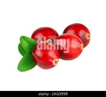 Haufen Red Cranberries mit Green Leaf Isolted auf weißem Hintergrund Stockfoto