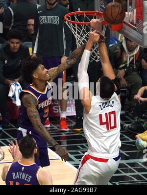 Phoenix Suns Kelly Ombre Jr Blöcke geschossen von Los Angeles Clippers Ivica Zubac im zweiten Quartal Maßnahmen auf Staples Center in Los Angeles Dienstag, 16 Dezember, 2019. Die Clippers besiegten die Sonnen 120-99. Foto von Jon SooHoo/UPI Stockfoto