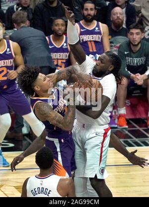 Phoenix Suns Kelly Ombre Jr (L) und Los Angeles Clippers Montrezl Harrell Kampf um die Kugel im dritten Quartal bei Staples Center in Los Angeles Dienstag, 16 Dezember, 2019. Foto von Jon SooHoo/UPI Stockfoto