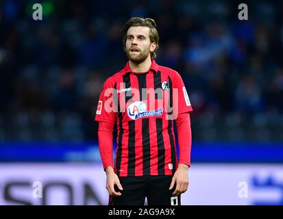 14 Dezember 2019, Berlin: Fußball: Bundesliga, Hertha BSC - SC Freiburg, 15. Spieltag im Olympiastadion. Lucas Höler aus Freiburg. Foto: Soeren Stache/dpa-Zentralbild/dpa - WICHTIGER HINWEIS: In Übereinstimmung mit den Anforderungen der DFL Deutsche Fußball Liga oder der DFB Deutscher Fußball-Bund ist es untersagt, zu verwenden oder verwendet Fotos im Stadion und/oder das Spiel in Form von Bildern und/oder Videos - wie Foto Sequenzen getroffen haben. Stockfoto